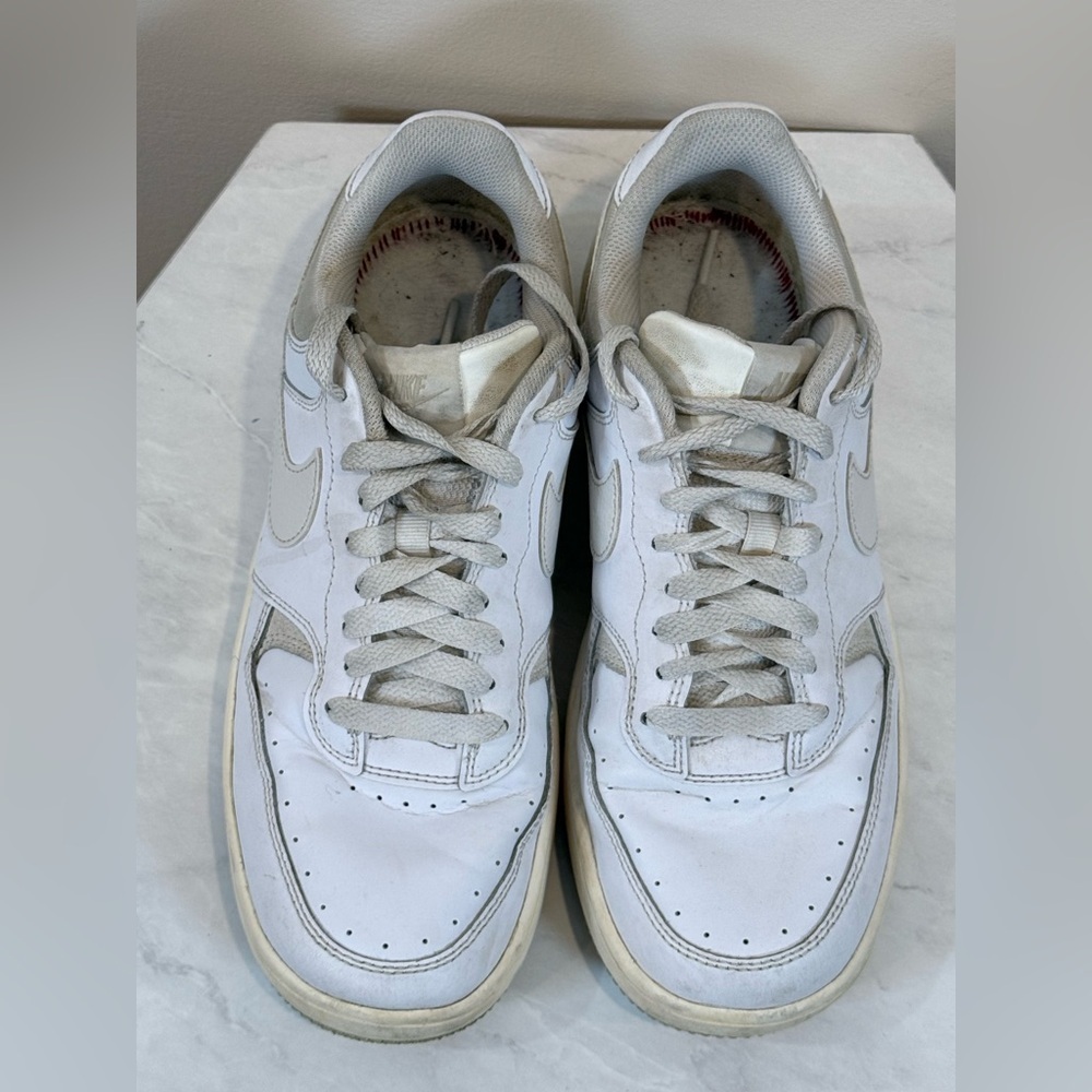 🔥Nike Women’s White and Gray Sneakers Size 9 EC🔥 - Picture 2 of 5